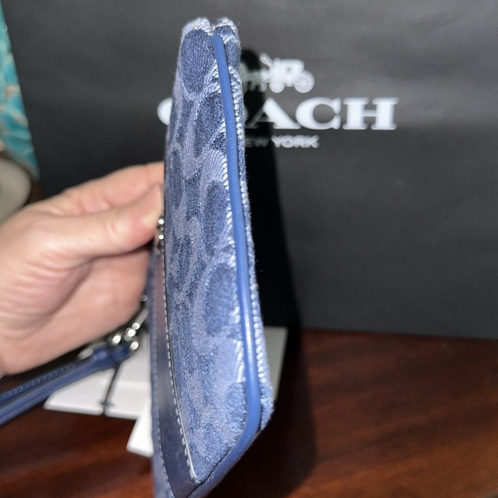 Coach Essential Wristlet in Signature Denim NWT - Picture 6 of 9